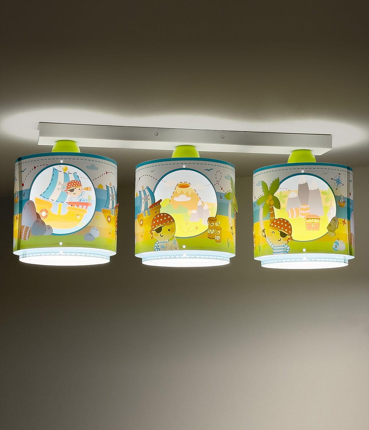 Lampa sufitowa Wyspa Piratów z trzema abażurami E27 w kolorze multikolor. Abażury przedstawiają pirackie motywy z wyspą, palmami i statkami. Ułożona poziomo na metalowej podstawie, emitująca jasne światło.