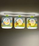 Lampa sufitowa Wyspa Piratów z trzema abażurami E27 w kolorze multikolor. Abażury przedstawiają pirackie motywy z wyspą, palmami i statkami. Ułożona poziomo na metalowej podstawie, emitująca jasne światło.