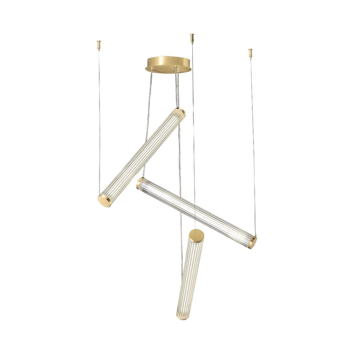 Lampa wisząca Como z pilotem, wykonana z mosiądzu, z trzema prostokątnymi kloszami LED. Klosze są zawieszone na cienkich linkach w różnych pozycjach, tworząc dynamiczny układ. Kolor mosiądzu nadaje elegancki wygląd.