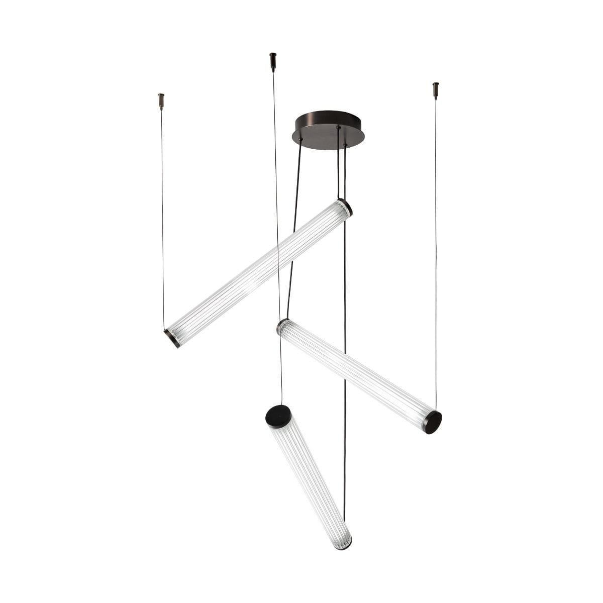 Lampa wisząca Como z pilotem, w kolorze tytanowym, z trzema prostokątnymi kloszami LED o fakturze prążkowanej. Montowana na suficie, z linkami regulującymi wysokość. Elementy metalowe w odcieniu czarnym. Tło jasne.