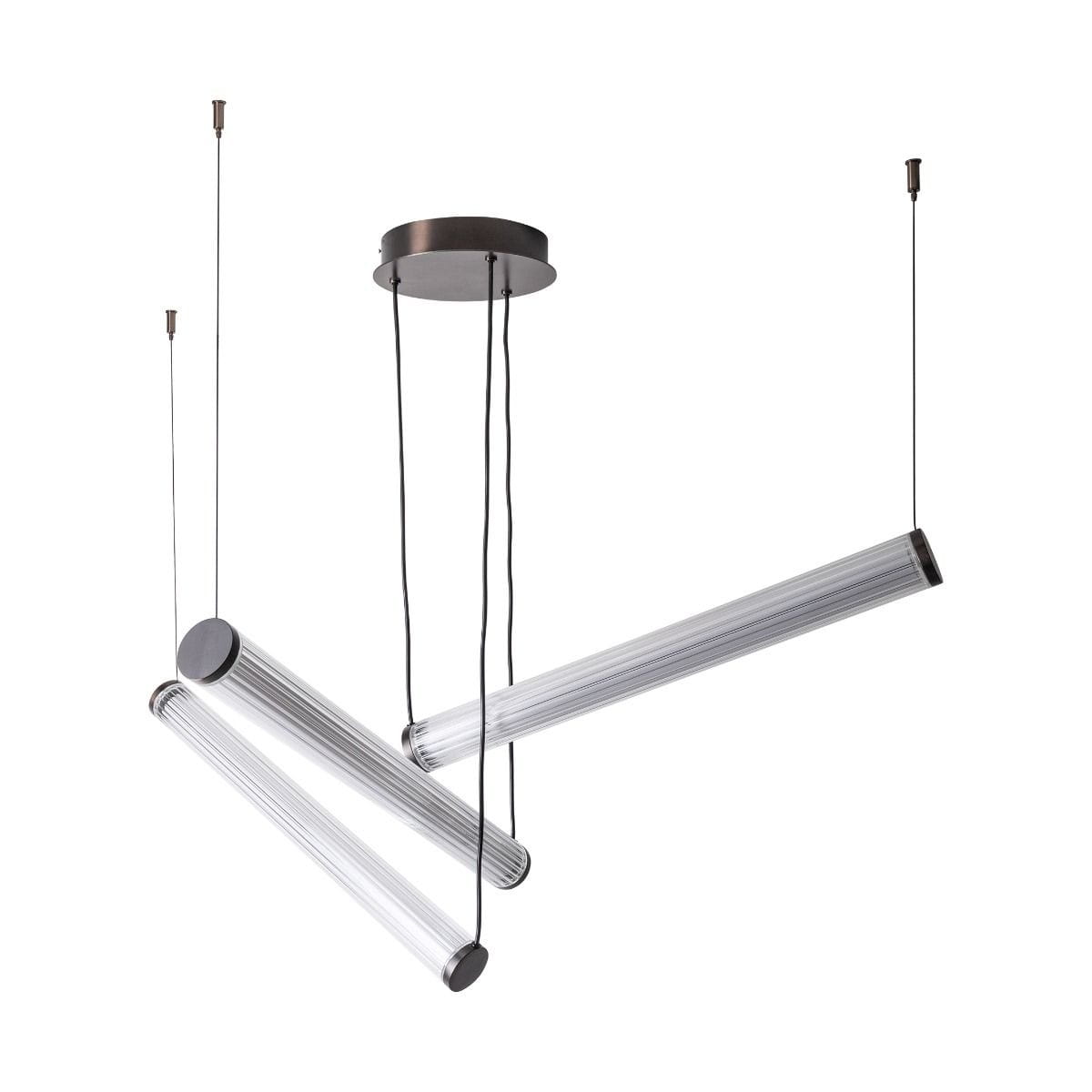 Lampa wisząca Como z pilotem, trzy cylindryczne źródła światła LED w tytanowym wykończeniu, zawieszone na czarnych linkach. Kształt asymetryczny, z matowym okrągłym mocowaniem sufitowym. Idealna do nowoczesnych wnętrz.