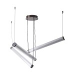 Lampa wisząca Como z pilotem, trzy cylindryczne źródła światła LED w tytanowym wykończeniu, zawieszone na czarnych linkach. Kształt asymetryczny, z matowym okrągłym mocowaniem sufitowym. Idealna do nowoczesnych wnętrz.