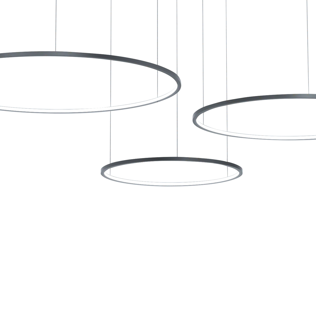 Lampa wisząca Saturno z trzema okrągłymi kloszami LED, czarna z matowym wykończeniem, zawieszona na cienkich linkach, w układzie poziomym. Klosze mają białe wnętrze, co zapewnia równomierne oświetlenie. Tło zdjęcia jest jasne.