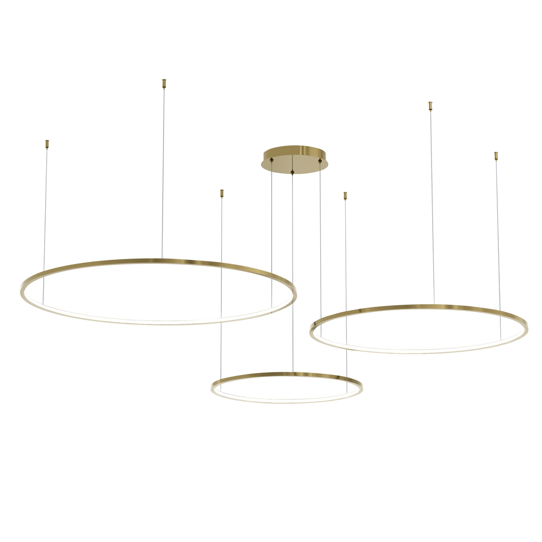 Lampa wisząca Saturno z trzema okrągłymi ramami w kolorze złotym, zawieszona na cienkich linkach. Elementy LED w białym kolorze. Kąt ujęcia z dołu, ukazujący całość konstrukcji oraz sufitowy element montażowy.