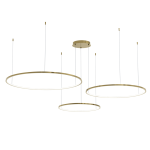 Lampa wisząca Saturno z trzema okrągłymi ramami w kolorze złotym, zawieszona na cienkich linkach. Elementy LED w białym kolorze. Kąt ujęcia z dołu, ukazujący całość konstrukcji oraz sufitowy element montażowy.