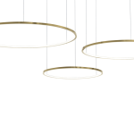 Lampa wisząca Saturno z trzema okrągłymi ramami w kolorze złotym, wykonana z metalu, z wbudowanym oświetleniem LED. Elementy zawieszone na cienkich żyłkach, umiejscowione na białym tle.