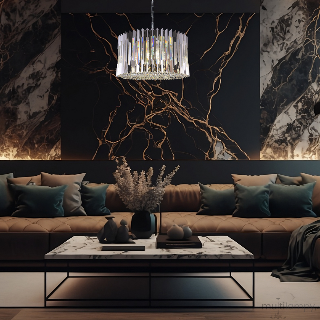 Lampa wisząca Ritz 12xE14 w chromowanym wykończeniu, z dekoracyjnymi pryzmatami, zawieszona na cienkim łańcuszku. W tle elegancka aranżacja z brązowymi i złotymi akcentami oraz nowoczesna sofa z poduszkami.