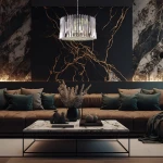 Lampa wisząca Ritz 12xE14 w chromowanym wykończeniu, z dekoracyjnymi pryzmatami, zawieszona na cienkim łańcuszku. W tle elegancka aranżacja z brązowymi i złotymi akcentami oraz nowoczesna sofa z poduszkami.