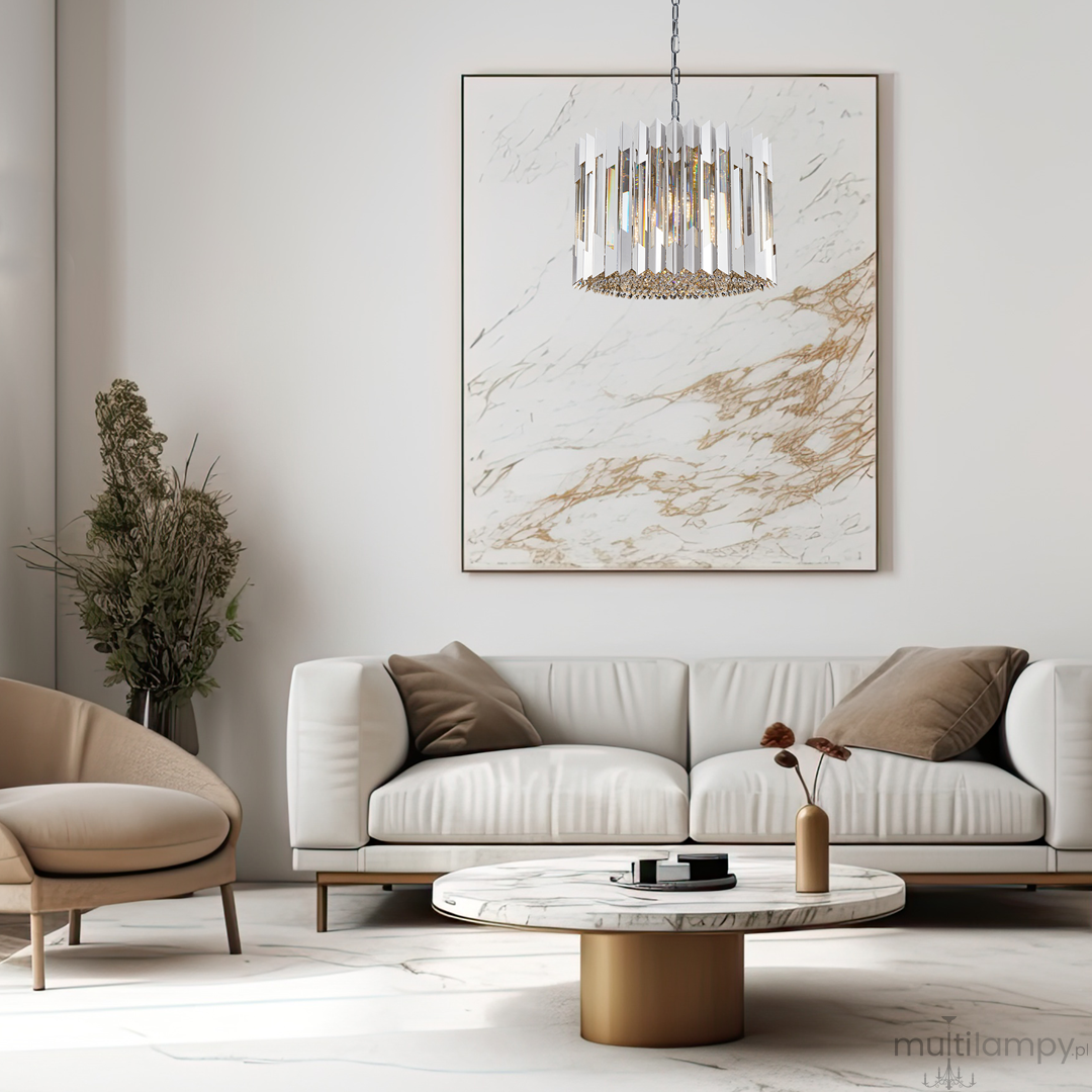 Lampa wisząca Ritz 7xE14 w chromie, z przezroczystymi, prostokątnymi elementami, zawieszona na cienkim łańcuchu. Umieszczona w nowoczesnym wnętrzu, na tle minimalistycznych mebli i dekoracji, tworząc elegancką aranżację.