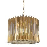 Lampa wisząca Ritz 7xE14 w złotym kolorze, o cylindrycznym kształcie, z metalowymi, lustrzanymi panelami i kryształowymi detalami na dolnej krawędzi. Zawieszona na złotym łańcuszku, idealna do nowoczesnych wnętrz.