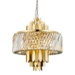 Lampa wisząca Margot w kolorze złotym z osłoną z kryształowych elementów w kształcie diamentów. Ma okrągłą formę, z dekoracyjnym zakończeniem w postaci liści. Wisi na cienkim łańcuszku, idealna do eleganckich wnętrz.