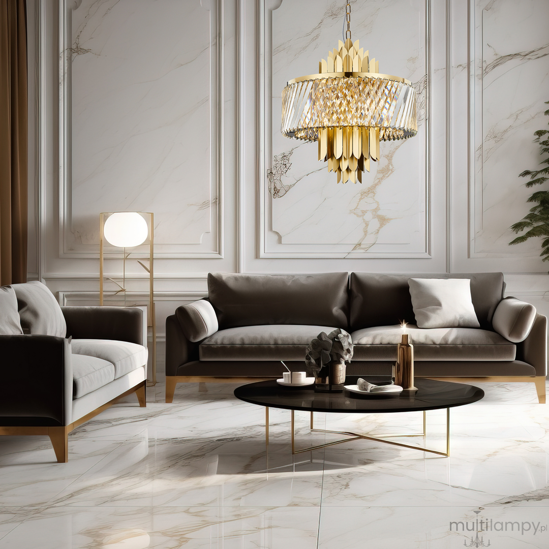 Lampa wisząca Margot w kolorze złotym, z 9 gniazdami E14, zawieszona w eleganckim wnętrzu. Posiada dekoracyjne, szklane elementy oraz ażurową strukturę, w otoczeniu nowoczesnych mebli i stonowanych akcesoriów.