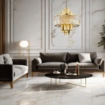 Lampa wisząca Margot w kolorze złotym, z 9 gniazdami E14, zawieszona w eleganckim wnętrzu. Posiada dekoracyjne, szklane elementy oraz ażurową strukturę, w otoczeniu nowoczesnych mebli i stonowanych akcesoriów.