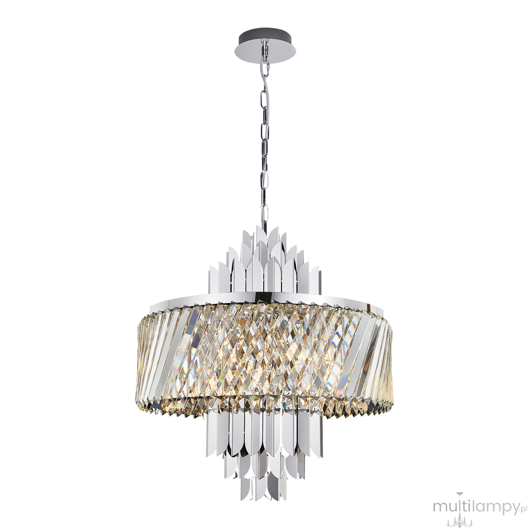 Lampa wisząca Margot 9xE14 w kolorze chromu, z okrągłym kloszem z kryształowych elementów w formie pasów, zawieszona na łańcuchu. Górna część z geometrycznym zdobieniem, refleksy światła podkreślają elegancki design.