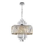 Lampa wisząca Margot 9xE14 w kolorze chromu, z okrągłym kloszem z kryształowych elementów w formie pasów, zawieszona na łańcuchu. Górna część z geometrycznym zdobieniem, refleksy światła podkreślają elegancki design.
