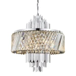 Lampa wisząca Margot w kolorze chromu z 9 gniazdami E14. Okrągła konstrukcja z kryształowymi elementami w geometrycznym wzorze, zawieszona na łańcuchu. Efektowny design, idealna do nowoczesnych wnętrz.