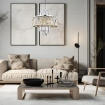 Lampa wisząca Margot w kolorze chromu, z dziewięcioma miejscami na żarówki E14. Posiada ozdobne detale w formie kryształów, zawieszona w nowoczesnym wnętrzu z beżową sofą i minimalistycznymi dekoracjami.