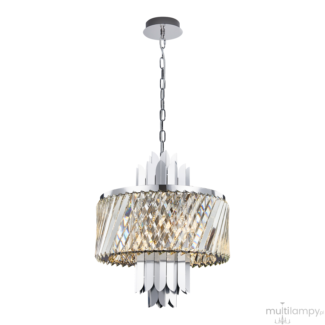 Lampa wisząca Margot z chromowanym wykończeniem, wyposażona w sześć gniazd E14. Okrągły klosz z kryształowymi wstawkami i dekoracyjnymi elementami w górnej części. Zawieszona na łańcuszku, w prostym, jasnym tle.