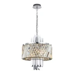 Lampa wisząca Margot z chromowanym wykończeniem, wyposażona w sześć gniazd E14. Okrągły klosz z kryształowymi wstawkami i dekoracyjnymi elementami w górnej części. Zawieszona na łańcuszku, w prostym, jasnym tle.