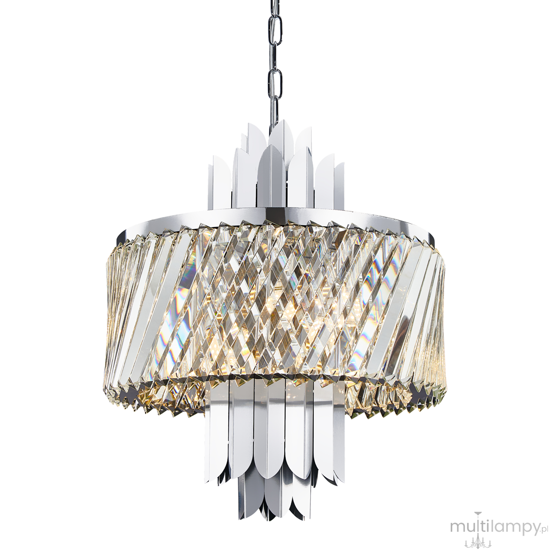 Lampa wisząca Margot z chromowanym wykończeniem, o średnicy okrągłej, z dekoracyjnymi kryształkami. Ujęcie z boku, zawieszona na łańcuchu. Posiada miejsce na sześć żarówek E14, tworząc elegancką iluminację.