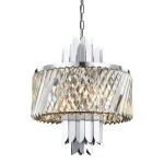 Lampa wisząca Margot z chromowanym wykończeniem, o średnicy okrągłej, z dekoracyjnymi kryształkami. Ujęcie z boku, zawieszona na łańcuchu. Posiada miejsce na sześć żarówek E14, tworząc elegancką iluminację.