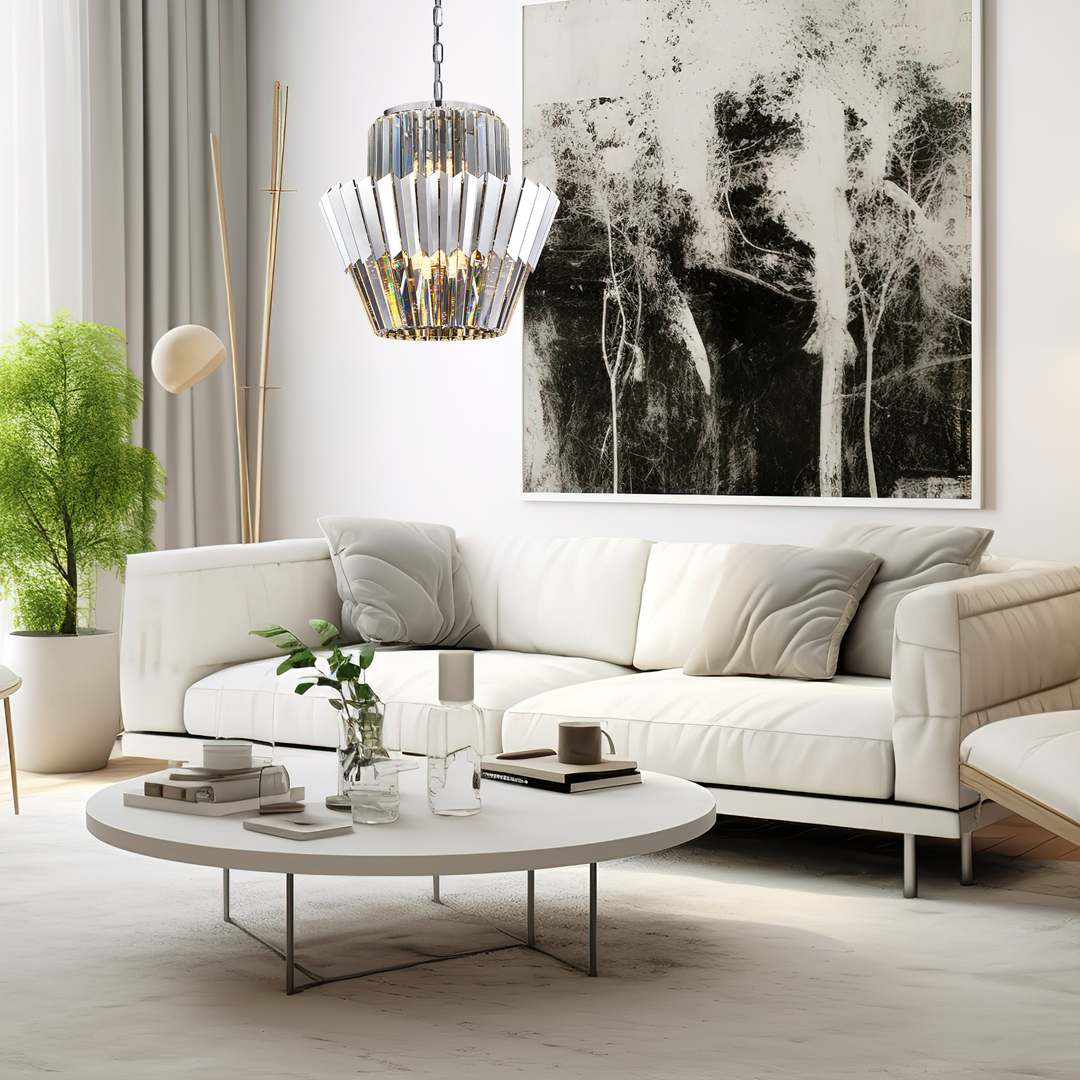 Lampa wisząca Donna z dziewięcioma gniazdami E14, w chromowanej obudowie. Posiada dekoracyjne, przezroczyste elementy w kształcie stożka, zawieszona na łańcuchu. Umieszczona w nowoczesnym wnętrzu z jasnymi meblami i roślinnością.