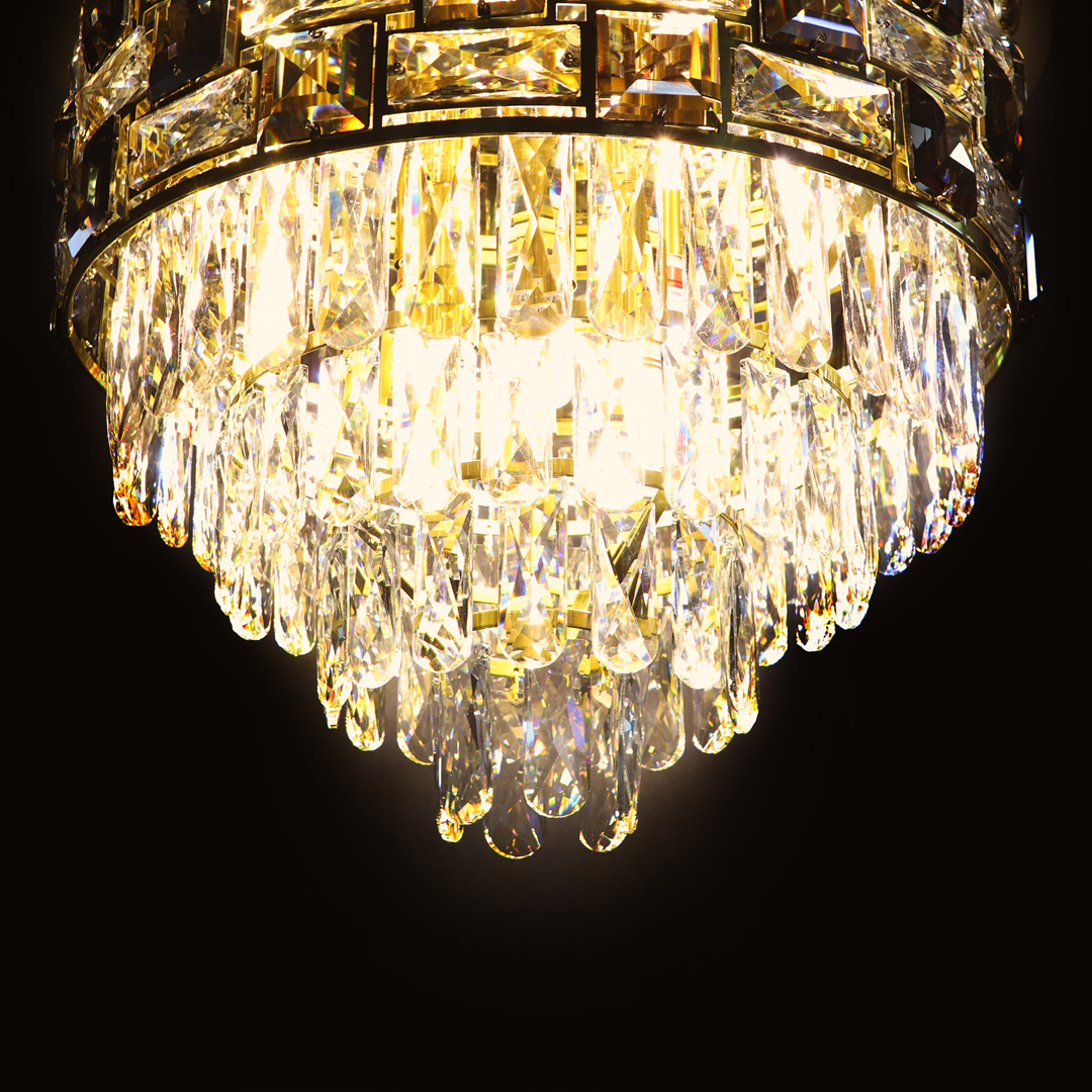 Lampa sufitowa Luxuria 9xE14 w złotej oprawie, z kryształowymi elementami w kształcie łezki, emitująca jasne światło. Ujęcie z dołu, ukazujące detale dekoracyjne oraz blask kryształów na ciemnym tle.