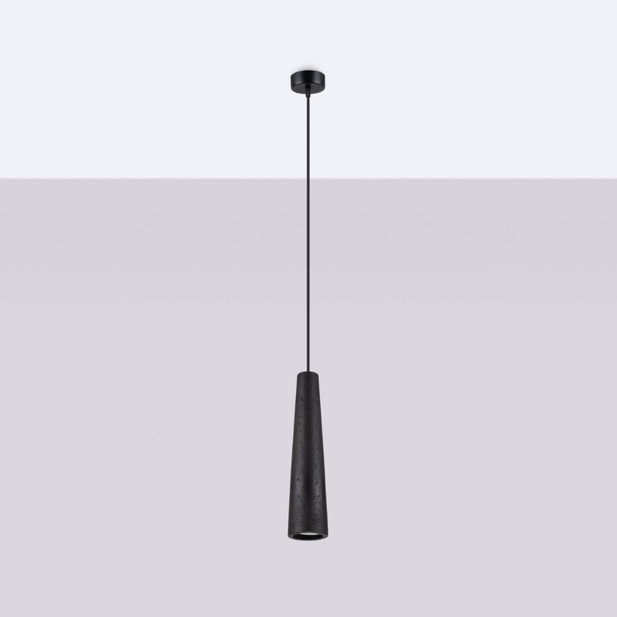 Lampa wisząca Electra w kolorze czarnym, wykonana z ceramiki, o kształcie stożkowym. Zamontowana na cienkim przewodzie, z oprawą na żarówkę typu GU10. Tło jasnoszare, podkreślające minimalistyczny design lampy.