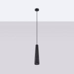 Lampa wisząca Electra w kolorze czarnym, wykonana z ceramiki, o kształcie stożkowym. Zamontowana na cienkim przewodzie, z oprawą na żarówkę typu GU10. Tło jasnoszare, podkreślające minimalistyczny design lampy.