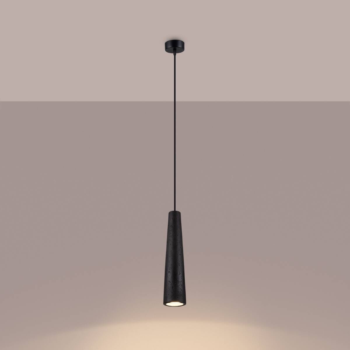 Ceramiczna lampa wisząca Electra w kolorze czarnym, z pojedynczym mocowaniem na żarówkę GU10. Posiada smukły, stożkowaty kształt i jest zawieszona na cienkim, czarnym przewodzie. Ujęcie frontalne, na jednolitym tle.