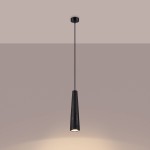 Ceramiczna lampa wisząca Electra w kolorze czarnym, z pojedynczym mocowaniem na żarówkę GU10. Posiada smukły, stożkowaty kształt i jest zawieszona na cienkim, czarnym przewodzie. Ujęcie frontalne, na jednolitym tle.