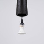 Lampa wisząca Electra w czarnym ceramicznym wykończeniu, z gniazdem GU10, zawieszona na czarnym przewodzie. Widoczny detal białej oprawki z oznaczeniem maksymalnej mocy 10W. Prosta konstrukcja, idealna do nowoczesnych wnętrz.