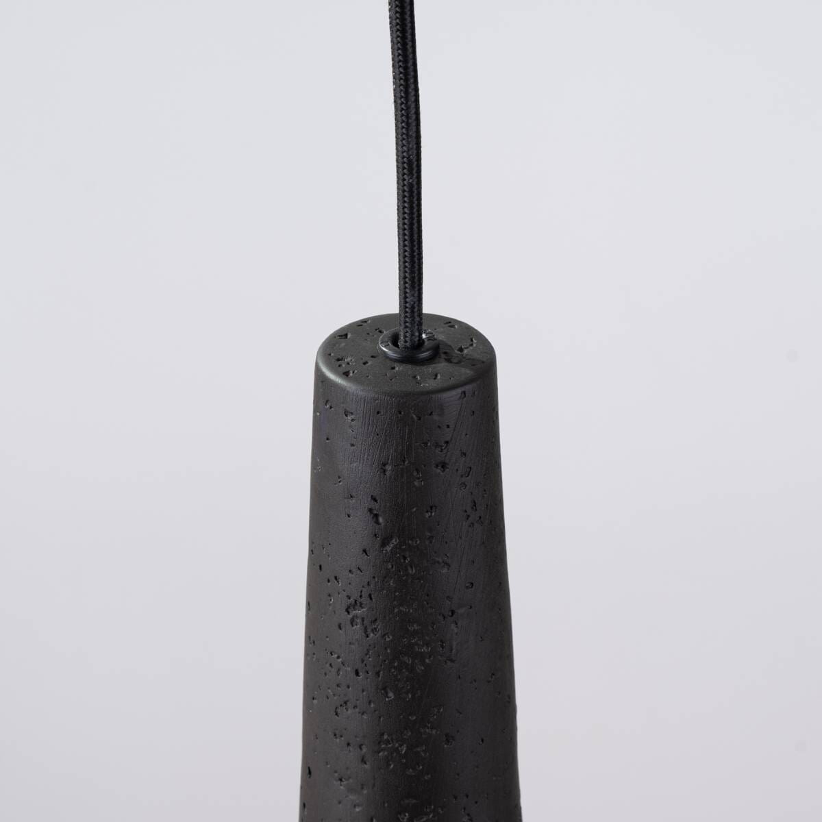 Czarna lampa wisząca Electra z ceramicznym kloszem, w kształcie stożka, z widocznym przewodem. U góry znajduje się otwór do montażu żarówki GU10. Tekstura klosza jest matowa, z drobnymi wtrąceniami.
