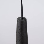 Czarna lampa wisząca Electra z ceramicznym kloszem, w kształcie stożka, z widocznym przewodem. U góry znajduje się otwór do montażu żarówki GU10. Tekstura klosza jest matowa, z drobnymi wtrąceniami.