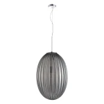 Lampa wisząca Braga z jedną oprawą E27, w chromowanej podstawie. Okrągły klosz wykonany z dymionego szkła z wyraźnymi, poziomymi żłobieniami. Zawieszona na cienkim drucie, z metalowym sufitem. Idealna do nowoczesnych wnętrz.