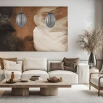 Lampa wisząca Braga 1xE27 w chromowanej obudowie z dymionym kloszem, umieszczona w nowoczesnym wnętrzu. Produkt zawieszony nad stołem, w tle obraz z abstrakcyjnym motywem w odcieniach brązu i beżu.