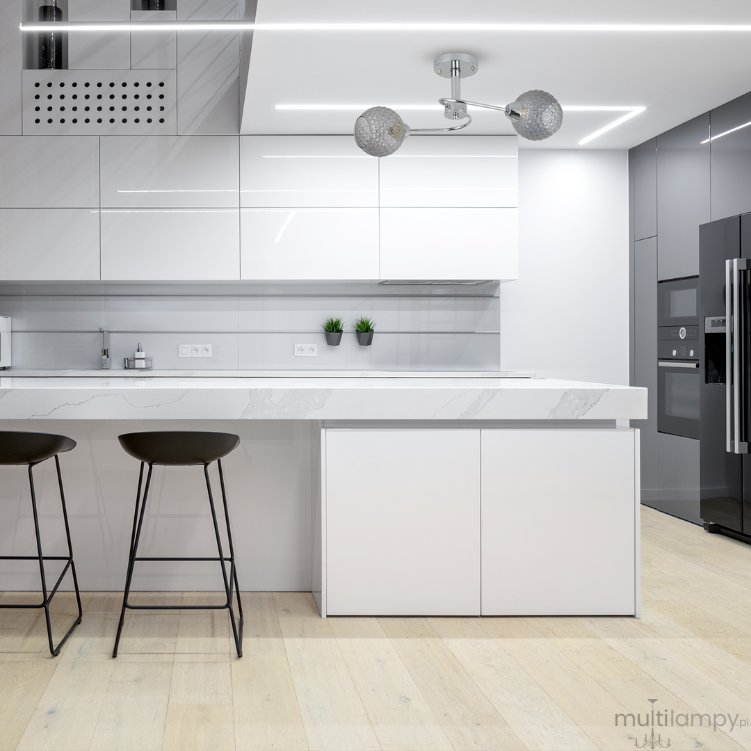Lampa sufitowa Oakland 2xE27 w kolorze chromu z dymionymi kloszami, zamontowana na suficie w nowoczesnej kuchni. Ujęcie z przodu, ukazujące stylowy design oraz elementy otoczenia, takie jak biały blat i czarne hokery.