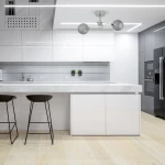 Lampa sufitowa Oakland 2xE27 w kolorze chromu z dymionymi kloszami, zamontowana na suficie w nowoczesnej kuchni. Ujęcie z przodu, ukazujące stylowy design oraz elementy otoczenia, takie jak biały blat i czarne hokery.