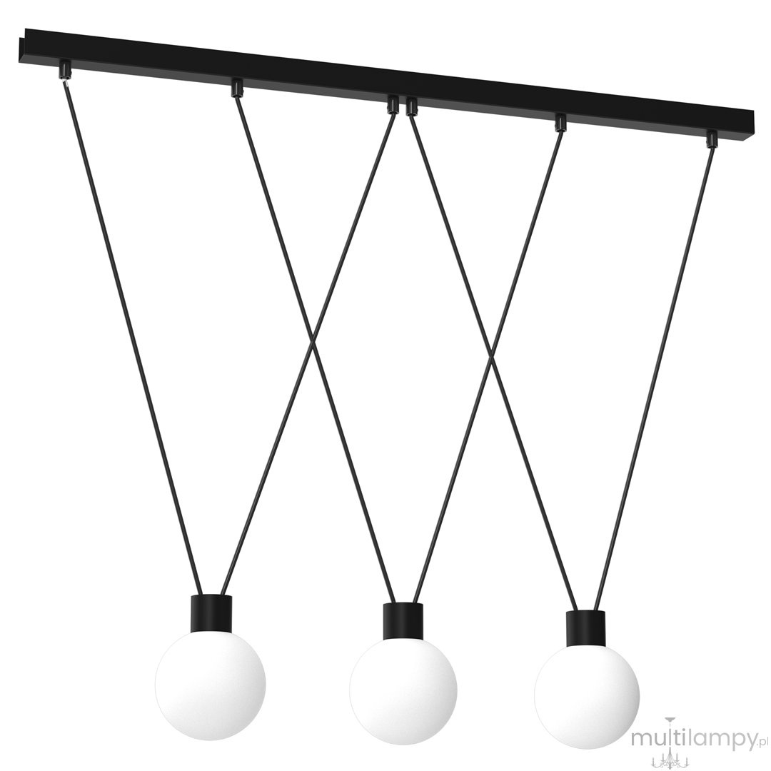 Lampa wisząca Capri z trzema źródłami światła G9. Czarna metalowa konstrukcja z trzema okrągłymi, białymi kloszami zawieszonymi na cienkich linkach, w układzie w kształcie litery V. Ujęcie frontalne, z góry.