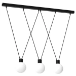 Lampa wisząca Capri z trzema źródłami światła G9. Czarna metalowa konstrukcja z trzema okrągłymi, białymi kloszami zawieszonymi na cienkich linkach, w układzie w kształcie litery V. Ujęcie frontalne, z góry.
