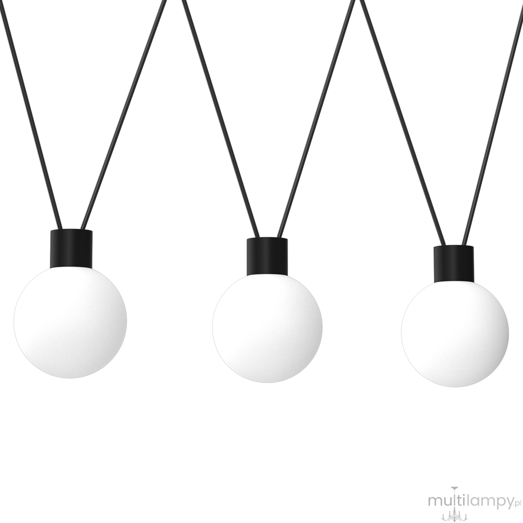 Lampa wisząca Capri z trzema kulistymi kloszami w kolorze białym na czarnych przewodach. Klosze mają gładką, matową teksturę. Produkt zawiera trzy gniazda G9. Ujęcie frontalne, z wiszącymi elementami w równych odstępach.