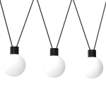 Lampa wisząca Capri z trzema kulistymi kloszami w kolorze białym na czarnych przewodach. Klosze mają gładką, matową teksturę. Produkt zawiera trzy gniazda G9. Ujęcie frontalne, z wiszącymi elementami w równych odstępach.