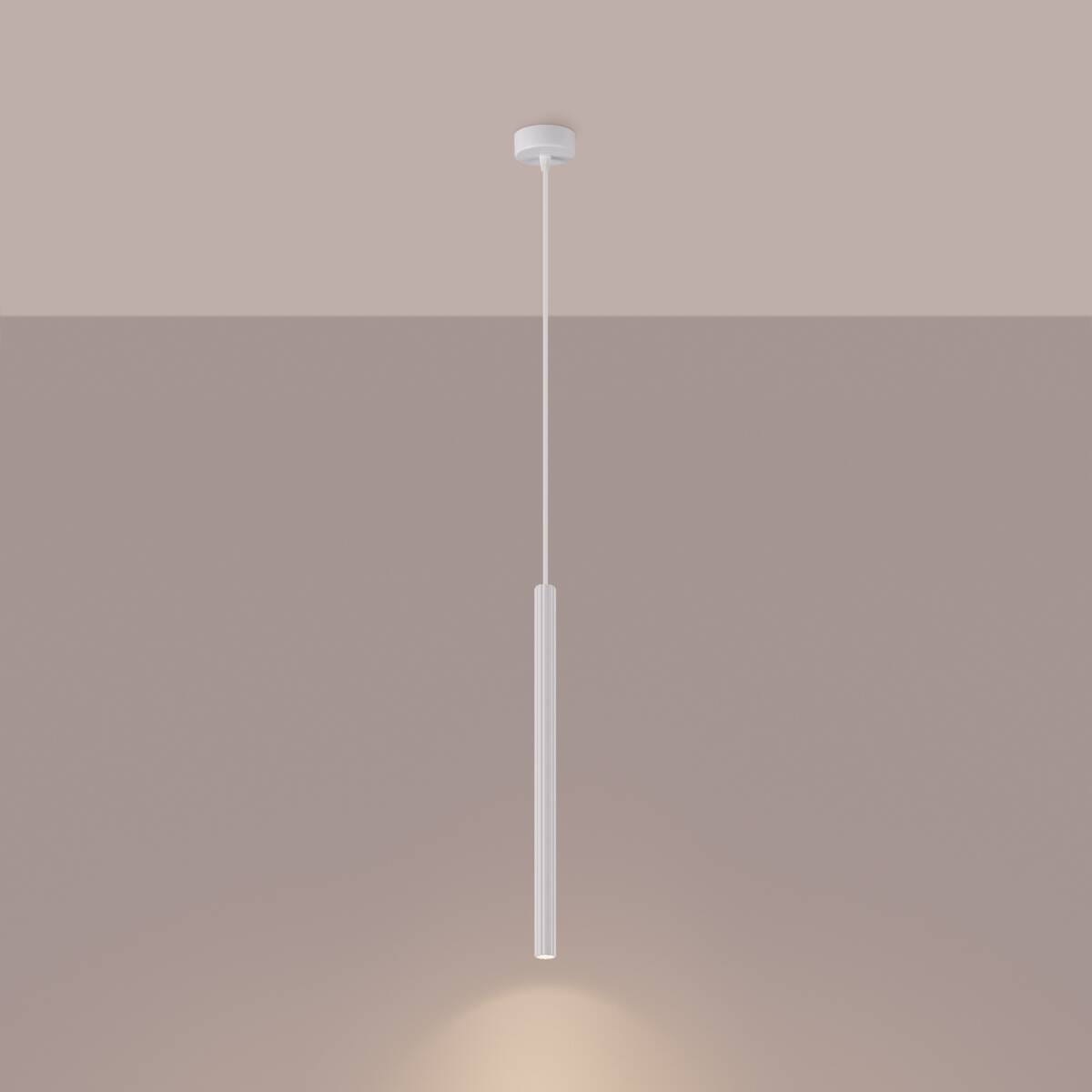 Lampa wisząca Arche 1xG9 w kolorze białym, minimalistyczna konstrukcja z długim, prostokątnym kloszem, zawieszona na cienkim, białym przewodzie. Oświetlenie skierowane w dół, na jednolitym tle.