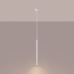Lampa wisząca Arche 1xG9 w kolorze białym, minimalistyczna konstrukcja z długim, prostokątnym kloszem, zawieszona na cienkim, białym przewodzie. Oświetlenie skierowane w dół, na jednolitym tle.