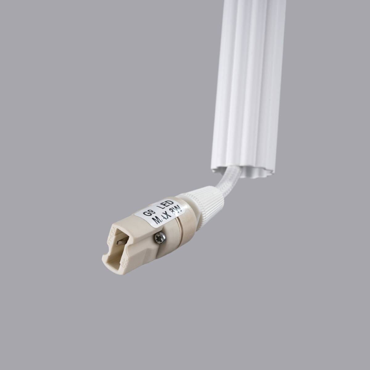 Lampa wisząca Arche w białym kolorze, z gniazdem G9. Widoczny detal mocowania oraz przewód. Ujęcie z boku, pokazujące elementy konstrukcyjne lampy. Tło w odcieniu szarości.