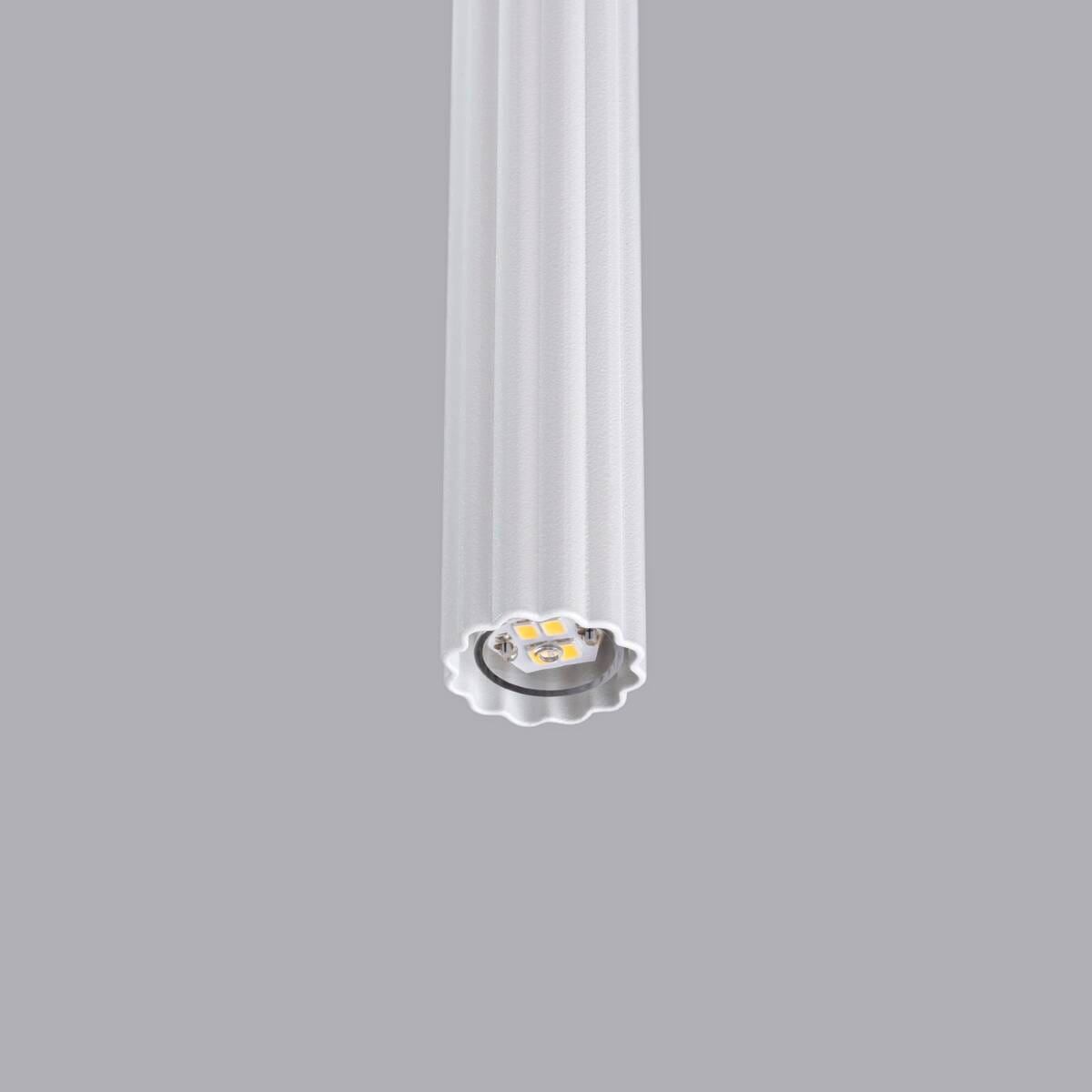 Lampa wisząca Arche 1xG9 w kolorze białym, o cylindrycznym kształcie z rowkowaną powierzchnią. Widoczny gwint G9 oraz diody LED wewnątrz. Ujęcie z dołu, na jednolitym tle.