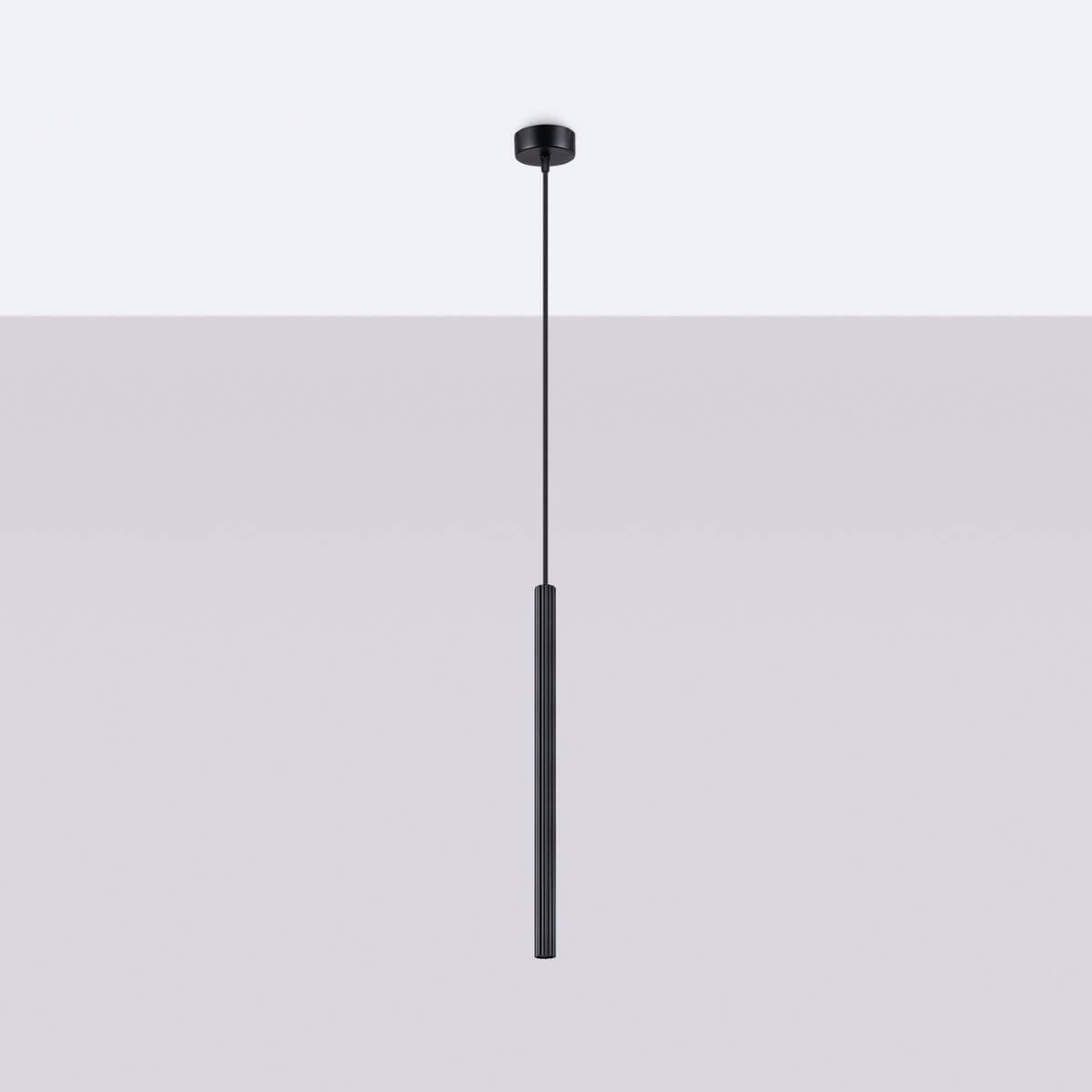 Lampa wisząca Arche 1xG9 w kolorze czarnym, o prostym, cylindrycznym kształcie z teksturowaną powierzchnią. Zawieszona na cienkim kablu, zmontowana pod sufitem, idealna do nowoczesnych wnętrz.