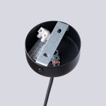 Czarna lampa wisząca Arche z miejscem na jedną żarówkę G9. Widok z góry na okrągłą podstawę, metalowy uchwyt montażowy oraz połączenia elektryczne. Tło szare, minimalistyczne.