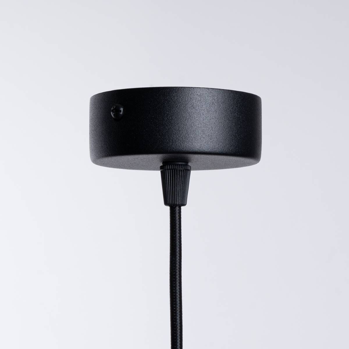 Czarna lampa wisząca Arche z jednym gniazdem G9, widok z dołu. Okrągła podsufitka z matowego metalu, z przewodem w oplocie. Prosta, minimalistyczna konstrukcja, idealna do nowoczesnych wnętrz.