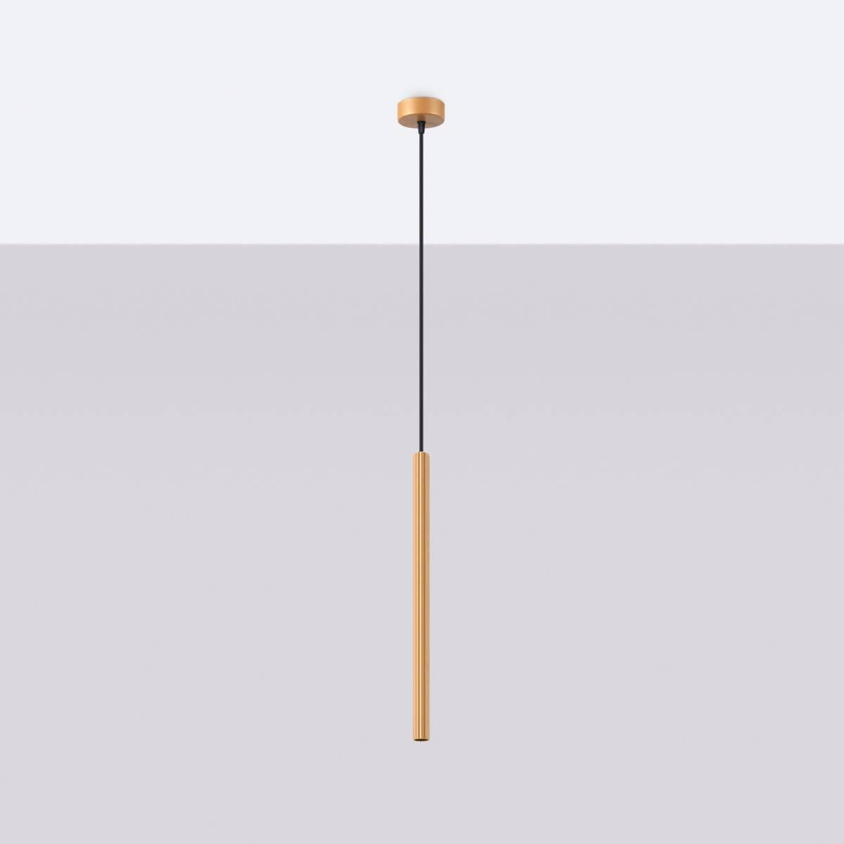 Lampa wisząca Arche w złotym kolorze z jedną oprawą G9, zawieszona na czarnym przewodzie. Ma minimalistyczny, cylindryczny kształt, z widocznym detalem tekstury. Ujęcie frontalne, na jednolitym tle.
